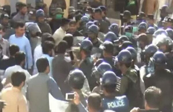 بلوچستان: اپوزیشن اراکین گرفتاری دینے کیلئے 10 روز سے تھانے میں موجود