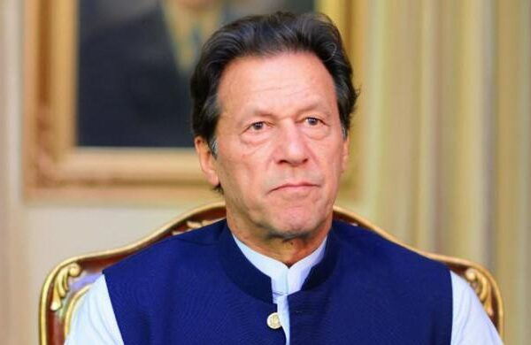 امریکا کو انخلا سے قبل افغان مسئلے کا سیاسی حل نکالنا ہو گا: عمران خان