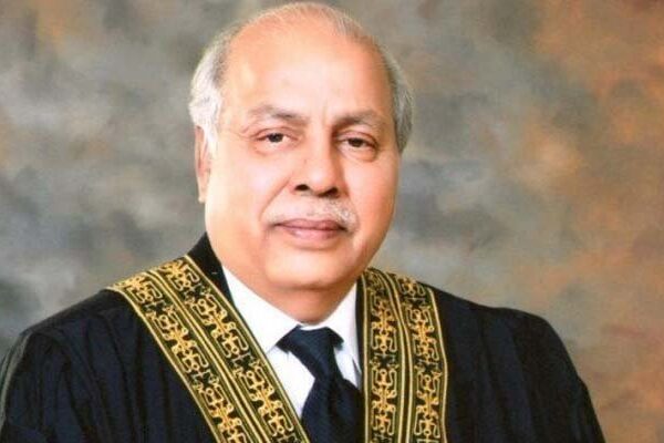 کراچی میں لیز دینے والوں کیخلاف ایف آئی آرز درج کرائیں گے: چیف جسٹس