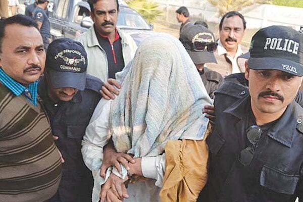 کراچی: پولیس اور رینجرز کی مشترکہ کارروائی میں انتہائی مطلوب ڈکیت گرفتار