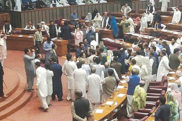 اسمبلی میں تاریخی گالم گلوچ
