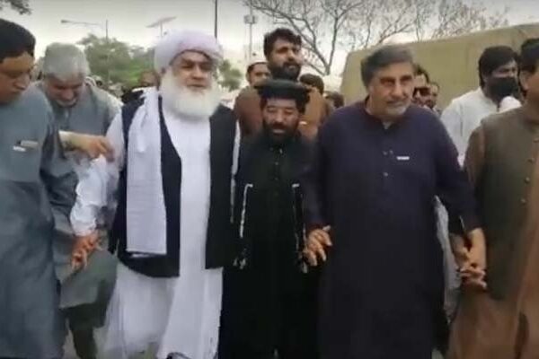 بلوچستان: اپوزیشن اراکین گرفتاری دینے کیلئے 2 روز سے تھانے میں موجود
