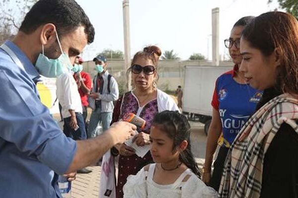 پاکستان: کورونا سے 77 اموات، مثبت کیسز کی شرح 2.5 تک آگئی