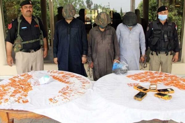 پشاور میں جعلی فنگر پرنٹس اور انگوٹھے بنانے والا گروہ پکڑا گیا