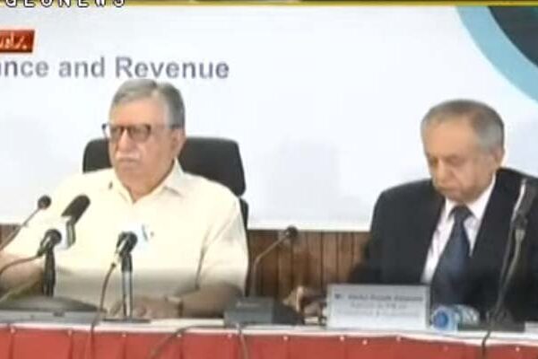 ’منی بجٹ نہیں لائیں گے‘، موبائل کالز، ڈیٹا اور ایس ایم ایس پر ٹیکس کی تجویز واپس