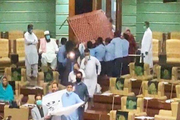 سندھ اسمبلی میں احتجاج: پی ٹی آئی کے 8 اراکین کے داخلے پر پابندی عائد