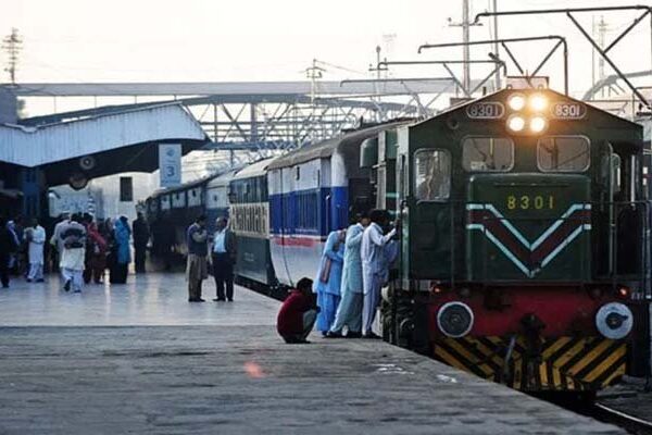 کراچی سے روانہ ہونے والی 10 ٹرینیں منسوخ