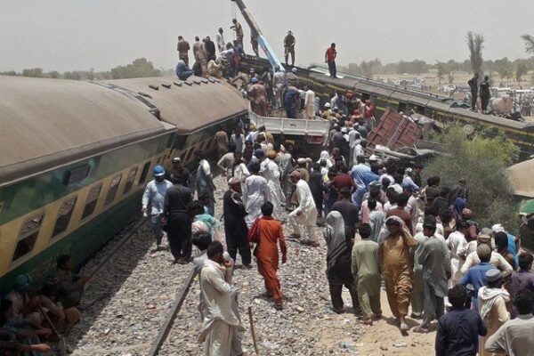 ریلوے افسران گھوٹکی حادثے کی ذمے داری ایک دوسرے پر ڈالنے لگے
