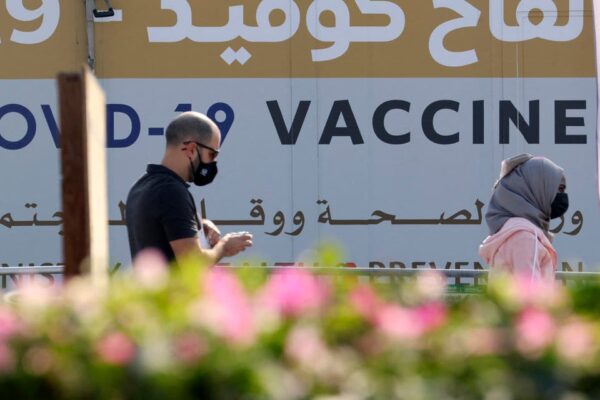 یو اے ای: کووِڈ-19 کے یومیہ کیسوں میں اضافہ؛ لوگوں کو ماسک پہننے اور ویکسین لگوانے کی ہدایت