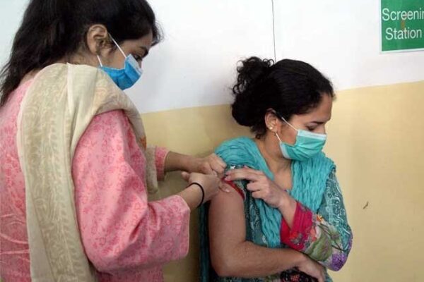 ویکسین کی قلت؛ دوسری خوراک لگنے کا دورانیہ بڑھا دیا گیا