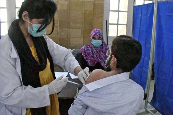 لاہور کے ایکسپو سینٹر میں ویکسین لگانے کا عمل شروع