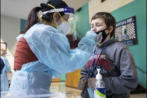 اسکولوں میں سارے عملے اور بچوں کے کورونا ٹیسٹ کیے جائیں، عالمی ادارہ صحت