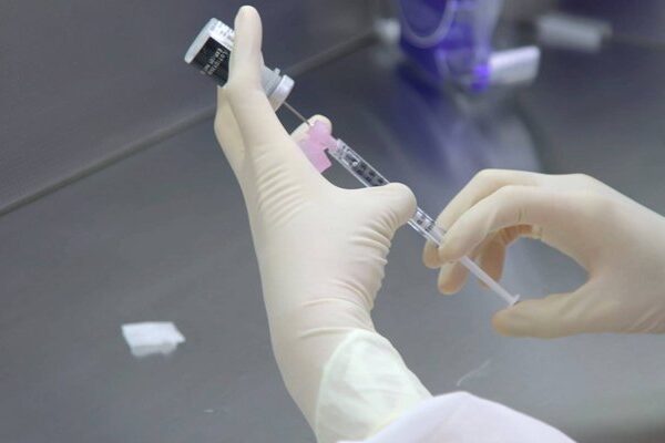 کورونا ویکسین لگوائیں 100 ڈالر پائیں