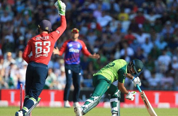 انگلینڈ نے دوسرے ٹی ٹوئنٹی میں پاکستان کو 45 رنز سے شکست دے دی