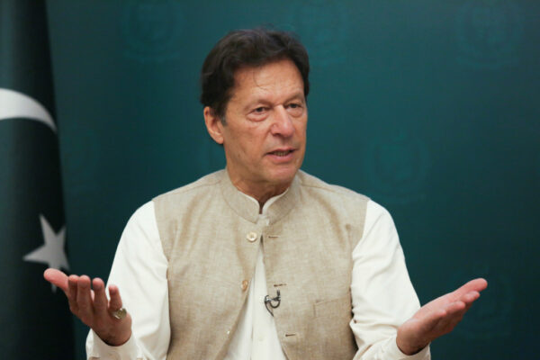 خربوزے کو دیکھ کر خربوزہ رنگ پکڑتا ہے