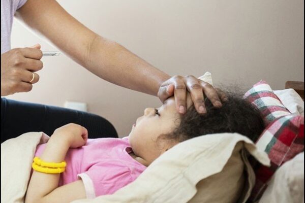 کورونا ویکسین نہ لگوانے والوں کے بچے بھی کووِڈ 19 سے متاثر ہو سکتے ہیں، ماہرین