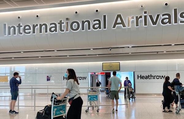 برطانیہ کا کورونا سے بری طرح متاثر بھارت کو ریڈ لسٹ سے نکالنے کا اعلان