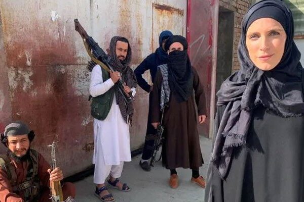 افغانستان میں سی این این کی خاتون رپورٹر کی عبایا پہن کر رپورٹنگ