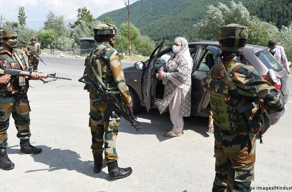 کشمیر: ‘سنگ بازوں‘ کو پاسپورٹ اور سرکاری ملازمت نہیں ملے گی