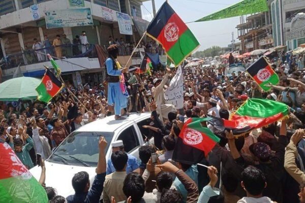 جلال آباد میں افغان پرچم لے کر احتجاج کرنے والوں پر طالبان کی فائرنگ، دو افراد ہلاک