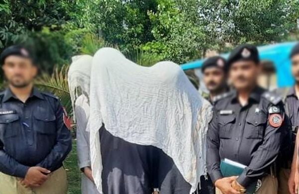 پشاور میں عوام نے اپنی عدالت لگا کر چوروں کو الٹا لٹکا دیا