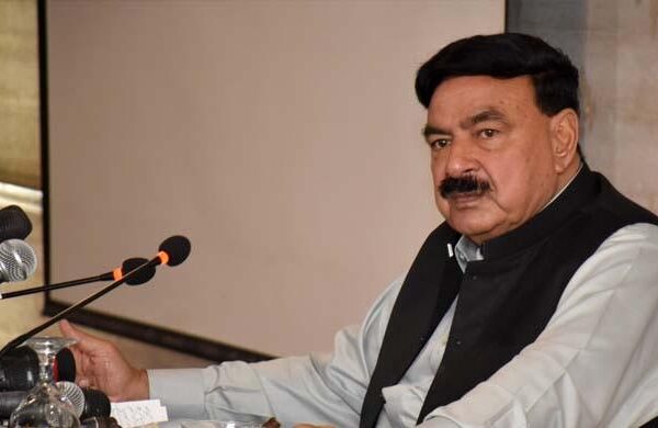 شہباز شریف ماضی بھلا کر آئیں، مذاکرات کے دروازے کھلے ہیں: شیخ رشید