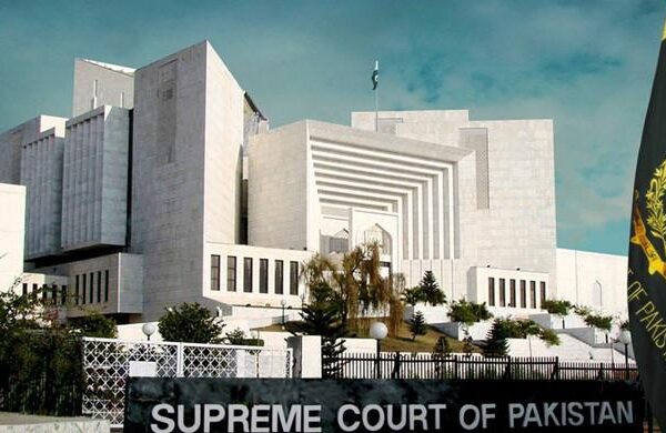 سپریم کورٹ نے صحافیوں سے متعلق ازخود نوٹس پر 2 رکنی بینچ کے حکمنامے پر عملدرآمد روک دیا