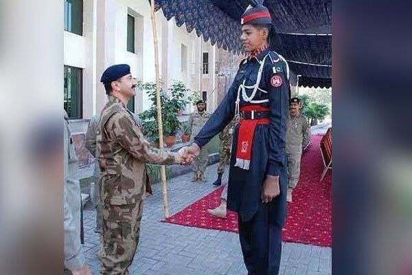 پاکستان رینجرز کی تاریخ کے طویل قامت اہلکار عبدالوحید توجہ کا مرکز بن گئے