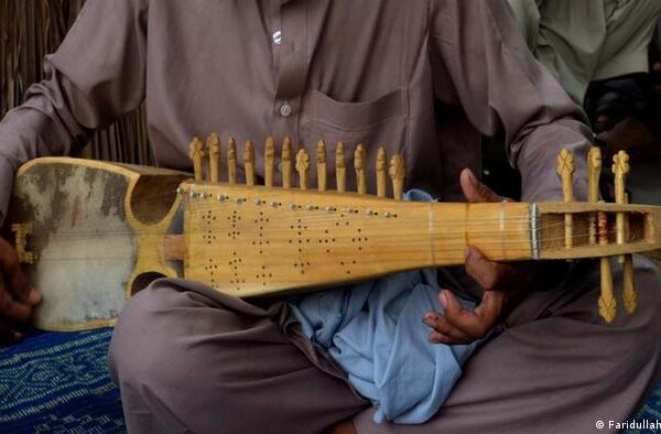 درجنوں افغان فنکاروں کی پناہ کے ليے پاکستان آمد