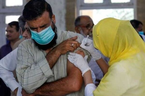 پاکستان میں ڈیڑھ ماہ بعد کورونا مثبت کیسز کی شرح 6 فیصد سے نیچے آ گئی