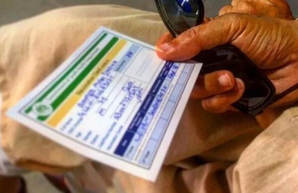 کورونا ویکسین نہ لگوانے والے افراد کل سے پابندیوں کی زد میں آجائیں گے