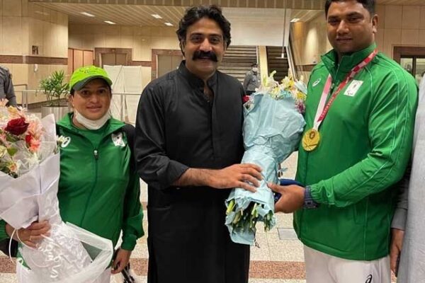 پیرااولمپکس کے گولڈ میڈلسٹ حیدر علی وطن واپس پہنچ گئے، والہانہ استقبال