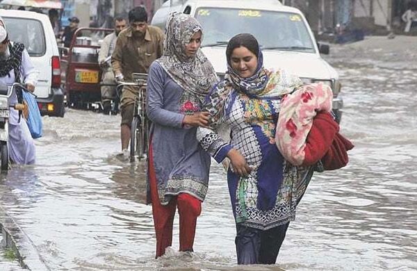 کراچی میں رات بھر وقفے وقفے سے بارش، کرنٹ لگنے سے 4 افراد جاں بحق