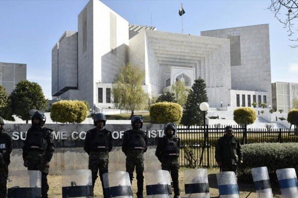 وکلا کا احتجاج، سپریم کورٹ کے باہر پولیس کی بھاری نفری تعینات