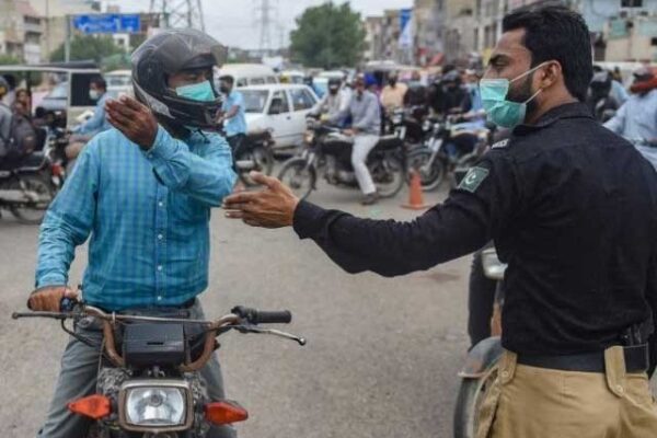 کراچی پولیس کو کورونا ویکسین نا لگوانے پر مقدمات اور گرفتاریوں سے روک دیا گیا