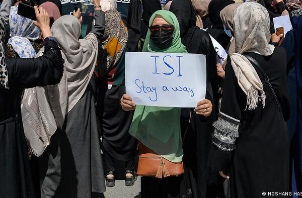 مظاہرین کو منتشر کرنے کے لیے افغان طالبان کی ہوائی فائرنگ