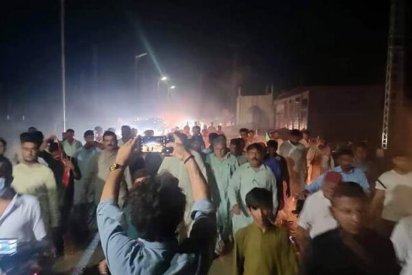 پی ٹی آئی سینیٹر سیف اللہ ابڑو کے قافلے کا ڈنڈا بردار افراد سے سامنا