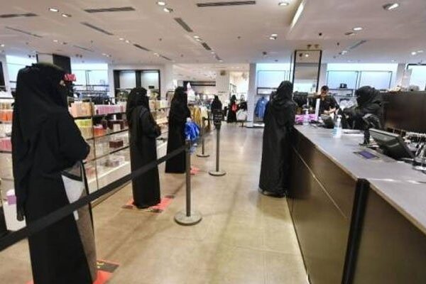 سعودی خواتین ملازمین کی اوسط ماہانہ تنخواہ میں مردوں کے مقابلے میں زیادہ اضافہ