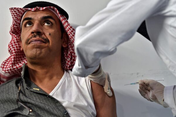 سعودی عرب: 60 سال سے زاید عمر افراد کو کوِوڈ-19 ویکسین کی تیسری خوراک لگانے کا اعلان