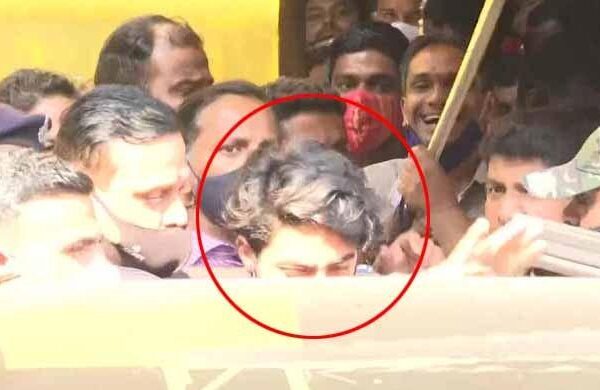 منشیات کیس میں گرفتار آریان خان تقریباً ایک ماہ بعد جیل سے رہا