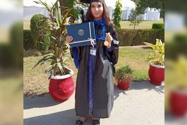 ہونہار بیٹی نے گولڈ میڈل جیت کر مرحوم والدین کی آخری خواہش پوری کر دی