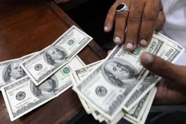 ڈالر کی قیمت میں ڈھائی روپے کی بڑی کمی