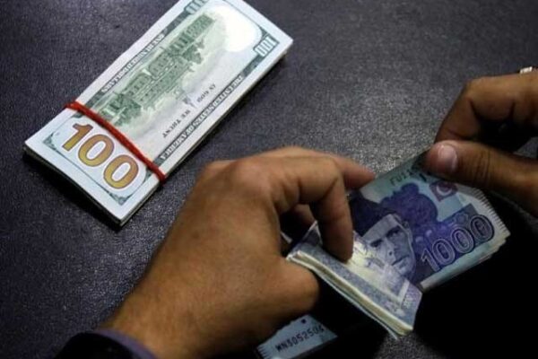 ڈالر کی اونچی اڑان تھم گئی، نرخ میں کمی