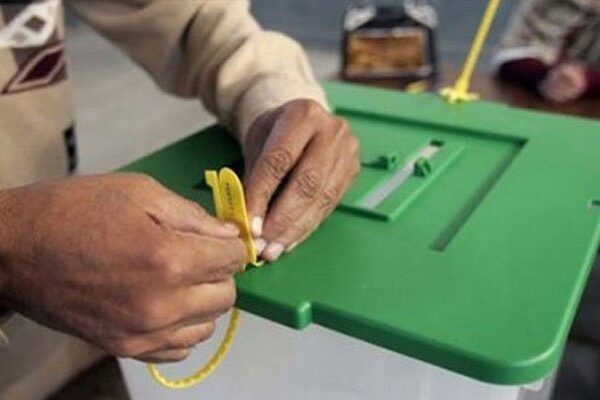 این اے 133: ضمنی الیکشن کیلئے (ن) لیگ، پی ٹی آئی اور پی پی امیدوراں نے کاغذات جمع کرا دیے