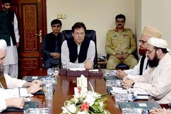 ملکی صورتحال: وزیراعظم کے بلانے پر علماء کا وفد بنی گالہ پہنچ گیا