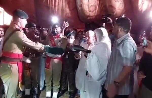 ڈاکٹر قدیر کی تدفین کے بعد ان کی صاحبزادی کو قومی پرچم پیش کیا گیا