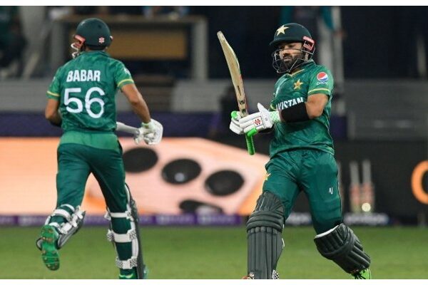 پاکستان نے بھارت  کو یکطرفہ مقابلے کے بعد 10 وکٹوں سے شکست دے دی