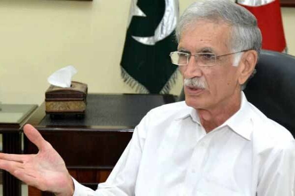وزیر دفاع پرویز خٹک کے بھائی اور بھتیجے نے پی ٹی آئی چھوڑ دی
