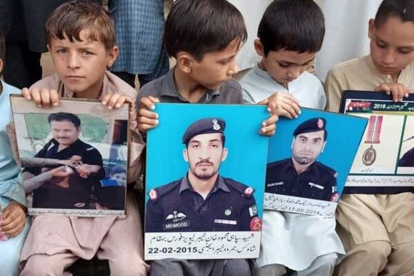 خیبرپختونخوا اسمبلی کے سامنے خاصہ دار و لیویز کے شہید اہلکاروں کے لواحقین کا دھرنا