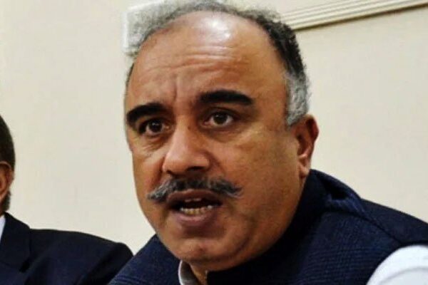 گورنر خیبرپختونخوا شاہ فرمان نے صوابدیدی فنڈ کی رقم واپس کردی